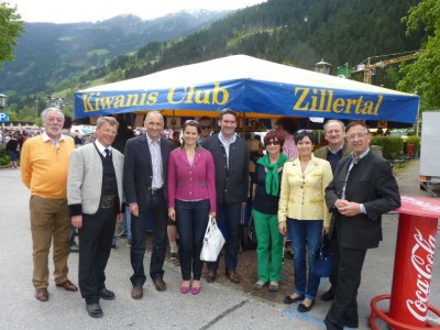 Viel Prominenz am Kiwanis-Stand, von links: Alt-Bgm und Messedirektor Günter Wohlwend, Eschen, Bgm. Robert Pramstrahler, Zell, Regierungschef Adrian Hasler und Wirtschaftsminister a.D. Dr. Martin Meyer aus Liechtenstein und Vizekanzler a.D. Hubert Gorbach - mit ihren Frauen und Begleitpersonen - und Walter Amor vom KC Zillertal.